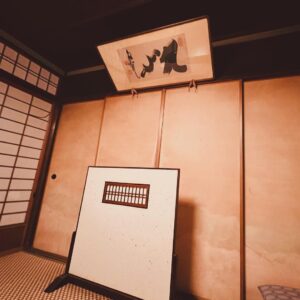 Ken Yasuda Instagram - 創業340年.....。
あゝ京都。
睨み飯すら忘れて、『人生のおもひで』みたいに撮ってました。

今年のご褒美を、今年の自分に。
🐢