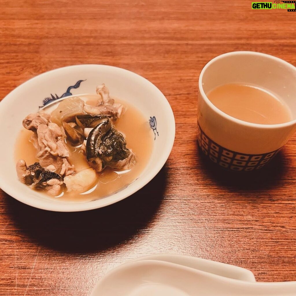 Ken Yasuda Instagram - 創業340年.....。 あゝ京都。 睨み飯すら忘れて、『人生のおもひで』みたいに撮ってました。 今年のご褒美を、今年の自分に。 🐢