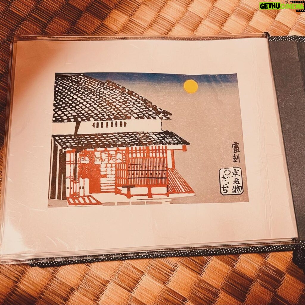 Ken Yasuda Instagram - 創業340年.....。 あゝ京都。 睨み飯すら忘れて、『人生のおもひで』みたいに撮ってました。 今年のご褒美を、今年の自分に。 🐢