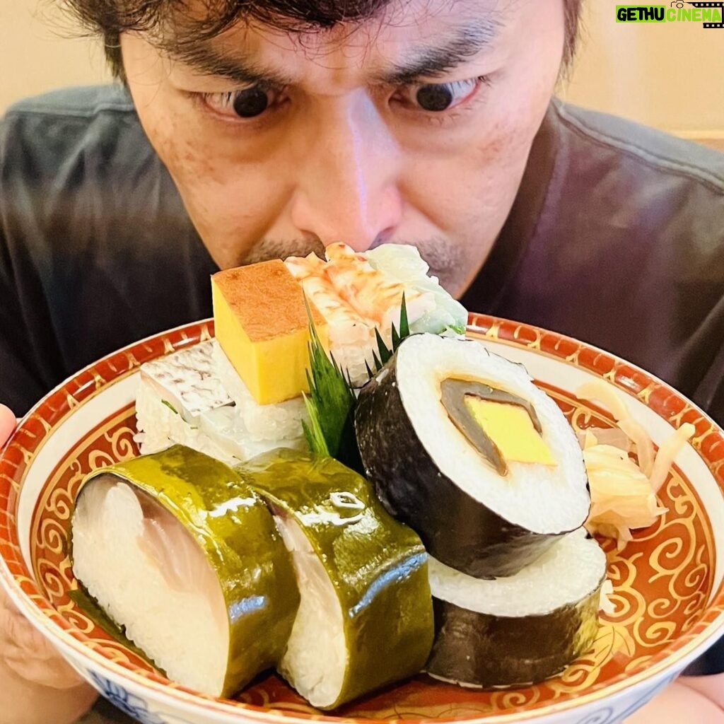 Ken Yasuda Instagram - 京都にて。 久々に睨んでみました。 鯖寿司激旨。 #睨み飯