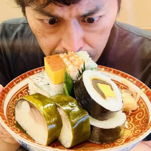 Ken Yasuda Instagram - 京都にて。
久々に睨んでみました。
鯖寿司激旨。
#睨み飯