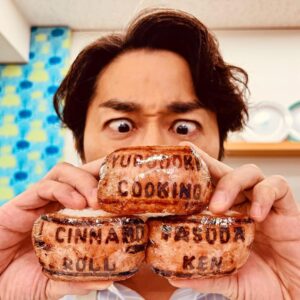 Ken Yasuda Instagram - 収録中にスパムもらっちゃった🙌
嬉しい☺️
#シナモンと安田顕のゆるドキクッキング 

#睨み飯
