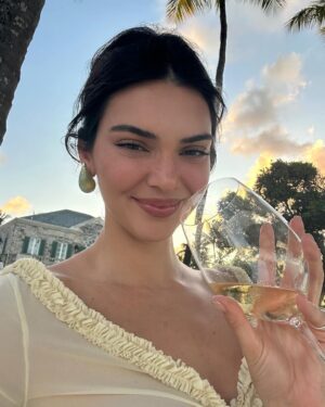 Kendall Jenner Instagram - years pass, and they seem faster and faster. presence and time is all i can ask for. so grateful for what has past, so optimistic for what’s to come. go love on the people you hold close to your heart, and don’t waste a second ❤️
2024, shower me with love and laughter, gratitude and growth, patience and presence