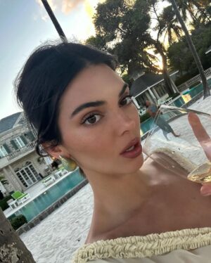 Kendall Jenner Instagram - years pass, and they seem faster and faster. presence and time is all i can ask for. so grateful for what has past, so optimistic for what’s to come. go love on the people you hold close to your heart, and don’t waste a second ❤️
2024, shower me with love and laughter, gratitude and growth, patience and presence