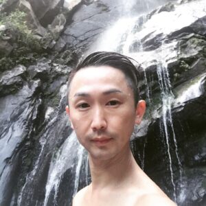 Kentaro Kameyama Instagram - Some particles are positively charged and some are negatively charged. To put it simply, positive ions are molecules that have lost one or more electrons whereas negative ions are actually oxygen atoms with extra-negatively-charged electrons. Negative ions are abundant in nature, especially around waterfalls, on the ocean surf, at the beach and after a storm. They are widespread in mountains and forests.