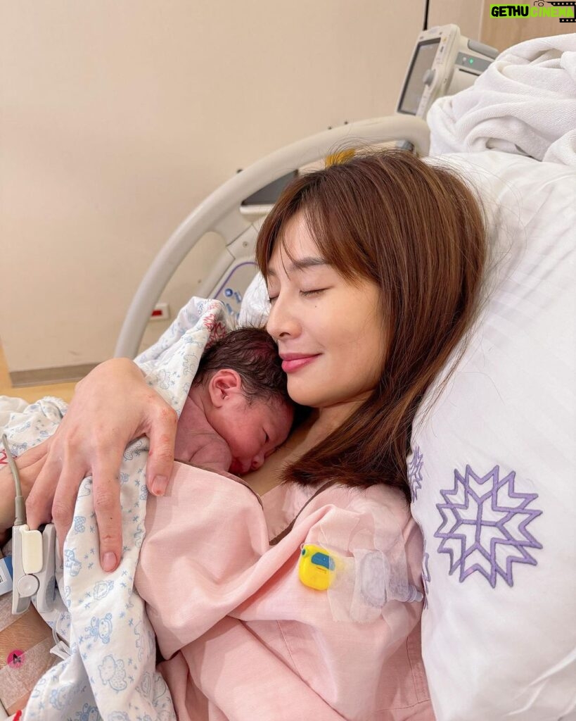 Kerstin Chan Instagram - 原來世界上最好聽的聲音 是我的小王子降臨地球村的哭聲🥹 斷斷續續的咿咿啊啊 有點含蓄 無敵可愛 抱在懷裡那一刻才真正安心 忍不住一直聞寶寶 剛出生真的有花生油的味道🥜 生產中發生一些突發狀況 寶寶心跳驟降 讓我嚇到差點昏過去😣 還好專業醫護人員緊急排除狀況 但突如其來的驚嚇 還是讓我整個產程 陷入深深的恐懼和擔憂 伴隨著用盡全力的無力虛脫 和前一天只睡3小時的極度疲憊 全身不自覺狂抖 精神體力撐到極限時 有一句話一直支撐著我 「生產是媽媽的媽媽也走過的路 一點都不可怕！」 想著媽媽 真的更有力量了！🥹 更重要的是我最棒的隊友 無時無刻陪伴在側 鼓勵我要勇敢 邵說這是上天準備送給我們天使寶寶前的考驗 聽完又燃起鬥志堅持下去💪🏻 如果是這樣 我甘願受苦受難 經歷17個小時的煎熬 我們的天使寶寶 選在他爸媽的結婚紀念日來報到❤️ 果然是隻貼心的小寶貝 以後生日就跟爸媽一起慶祝啦💓 介紹一下 我兒的綽號是👉🏻松山邵子龍 😆 小名的由來 交給爸爸來說 @philipshao 我每次講都嘴軟🤭 Special thanks: @dianthusmfmclinic 這幾天超級感謝禾馨醫療團隊的細心照顧❤️