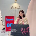 Kerstin Chan Instagram - 過幾天又要變冷了🧣 在那之前先帶著隨身配件（嬰兒）出門逛逛 12月最喜歡來信義區感受節慶氣氛🎄 看到跨年舞台正在搭建中 又驚呼一次2023竟然要過完了😱 青春一去不復返啊~~ 走到ATT 4 FUN @amaitw 信義店新開幕 剛好來踩點 想買新鞋過新年的朋友可以來逛逛 AMAI的鞋墊是用乳膠製成 出了名舒適好走 🙌🏻開幕慶活動資訊提供給大家 12/31 前全館88折 消費滿1800送手提包 12/31跨年夜買鞋免手提 免費宅配到家🏠 amai信義店