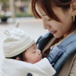 Kerstin Chan Instagram - 今年冬天我有了貼身小暖爐🥰 怕冷時背起來或抱著 就像24小時不退熱的暖暖包 #心貼心 再也不怕冷了～～🧣 不過已經開始擔心 小朋友不知道多大時會不給抱 雖然想能抱就多抱 但肩頸、手臂不爭氣 現在每天要貼痠痛藥布睡覺😅 爸媽們肌力真的得練好 還需要挑一個好用的揹帶 不但可以減輕身體負擔 出門在外解放雙手 也不是問題👌 第一次試背 @nuna_taiwan 的CUDL 多功能揹帶 就決定讓它成為我們外出的好夥伴 不愧是天絲材質 摸起來質感超好 我們家嬰 一背上身就睡得亂七八糟 舒適的不得了😴 📝爸媽挑選重點供參考： 🙌🏻舒適的軟墊肩揹帶和加寬腰帶 背起來很減壓 因為均勻分散了寶寶的重量 地方媽媽的腰跟肩膀真的需要好夥伴幫忙 🙌🏻磁吸式安全扣具 個人推薦真的是好物！ 使用起來直覺、順手 自己操作 也能很快完成穿戴 🙌🏻我很喜歡把 ”遮光罩”拉起來 可以避免寶寶吹到風或被刺眼的光照到 🙌🏻模式輕鬆轉換 新生兒就能使用之外 等寶寶長大還面朝外或是後揹 全部免加配件 而且這條揹帶 還獲得國際髖關節發育不良協會認可 用起來更安心 顏色的部分🩶💙 我選了背在爸爸身上也不違和的丹寧灰 畢竟小孩再大一點 背小孩的苦力 就只能靠爸爸了！🫶🏻 #NunaTaiwan #NunaCUDL #解放忙碌雙手