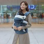 Kerstin Chan Instagram - 今年冬天我有了貼身小暖爐🥰 怕冷時背起來或抱著 就像24小時不退熱的暖暖包 #心貼心 再也不怕冷了～～🧣 不過已經開始擔心 小朋友不知道多大時會不給抱 雖然想能抱就多抱 但肩頸、手臂不爭氣 現在每天要貼痠痛藥布睡覺😅 爸媽們肌力真的得練好 還需要挑一個好用的揹帶 不但可以減輕身體負擔 出門在外解放雙手 也不是問題👌 第一次試背 @nuna_taiwan 的CUDL 多功能揹帶 就決定讓它成為我們外出的好夥伴 不愧是天絲材質 摸起來質感超好 我們家嬰 一背上身就睡得亂七八糟 舒適的不得了😴 📝爸媽挑選重點供參考： 🙌🏻舒適的軟墊肩揹帶和加寬腰帶 背起來很減壓 因為均勻分散了寶寶的重量 地方媽媽的腰跟肩膀真的需要好夥伴幫忙 🙌🏻磁吸式安全扣具 個人推薦真的是好物！ 使用起來直覺、順手 自己操作 也能很快完成穿戴 🙌🏻我很喜歡把 ”遮光罩”拉起來 可以避免寶寶吹到風或被刺眼的光照到 🙌🏻模式輕鬆轉換 新生兒就能使用之外 等寶寶長大還面朝外或是後揹 全部免加配件 而且這條揹帶 還獲得國際髖關節發育不良協會認可 用起來更安心 顏色的部分🩶💙 我選了背在爸爸身上也不違和的丹寧灰 畢竟小孩再大一點 背小孩的苦力 就只能靠爸爸了！🫶🏻 #NunaTaiwan #NunaCUDL #解放忙碌雙手