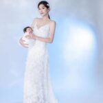 Kerstin Chan Instagram - 寶寶寫真Part2👶🏻 選不出首圖系列 抱在手上還是感覺好不真實～ 好難想像這個小傢伙 在我肚子裡住了10個月 更成了這輩子最甜蜜的羈絆🥹 📷 @katie_cloris_photography #katieclorisphotography #dearliz #新生兒 #新生兒寫真 #新生兒攝影 #寶寶寫真 #寶寶攝影 #寶寶成長日記 #寶寶日記 #嬰兒寫真