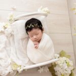 Kerstin Chan Instagram - 託小孩的福 讓地方媽媽漂亮登場拍全家福Part1🥰 胖嘟嘟嘴邊肉滿滿都是膠原蛋白 想把寶寶小小可愛的樣子記錄下來 可能也擔心嫩嬰天使的樣子一去不復返😂 子龍滿月時 我們決定衝一趟台中拍彌月寫真 因為被 @katie_cloris_photography 的浪漫唯美花海風打中🌸 也想看看我們會被塑造成什麼樣子 雖然首度帶娃出遠門 就歷經高鐵炸💩危機 但看到照片還是覺得好值得 寶寶好可愛呀～ 倒數兩張每次看嘴角都不自覺上揚😍 我的妝感和造型 也都是以前沒嘗試過的風格 感謝拍攝團隊的用心🥰 想記錄的還有我們家邵爸 難得一見的新髮型 他趁著育嬰假不用播新聞 剃了顆奇異果😂 常被問怎麼肯放棄招牌油頭？ 「現在有時間 補眠都來不及了 還梳什麼油頭啦 怎麼清爽怎麼剃囉」 但我還是看了好不習慣🤣 #katieclorisphotography #dearliz #新生兒 #新生兒寫真 #新生兒攝影 #寶寶寫真 #寶寶攝影 #寶寶成長日記 #寶寶日記 #嬰兒寫真