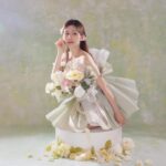 Kerstin Chan Instagram - 託小孩的福 讓地方媽媽漂亮登場拍全家福Part1🥰 胖嘟嘟嘴邊肉滿滿都是膠原蛋白 想把寶寶小小可愛的樣子記錄下來 可能也擔心嫩嬰天使的樣子一去不復返😂 子龍滿月時 我們決定衝一趟台中拍彌月寫真 因為被 @katie_cloris_photography 的浪漫唯美花海風打中🌸 也想看看我們會被塑造成什麼樣子 雖然首度帶娃出遠門 就歷經高鐵炸💩危機 但看到照片還是覺得好值得 寶寶好可愛呀～ 倒數兩張每次看嘴角都不自覺上揚😍 我的妝感和造型 也都是以前沒嘗試過的風格 感謝拍攝團隊的用心🥰 想記錄的還有我們家邵爸 難得一見的新髮型 他趁著育嬰假不用播新聞 剃了顆奇異果😂 常被問怎麼肯放棄招牌油頭？ 「現在有時間 補眠都來不及了 還梳什麼油頭啦 怎麼清爽怎麼剃囉」 但我還是看了好不習慣🤣 #katieclorisphotography #dearliz #新生兒 #新生兒寫真 #新生兒攝影 #寶寶寫真 #寶寶攝影 #寶寶成長日記 #寶寶日記 #嬰兒寫真