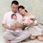 Kerstin Chan Instagram - 託小孩的福 讓地方媽媽漂亮登場拍全家福Part1🥰 胖嘟嘟嘴邊肉滿滿都是膠原蛋白 想把寶寶小小可愛的樣子記錄下來 可能也擔心嫩嬰天使的樣子一去不復返😂 子龍滿月時 我們決定衝一趟台中拍彌月寫真 因為被 @katie_cloris_photography 的浪漫唯美花海風打中🌸 也想看看我們會被塑造成什麼樣子 雖然首度帶娃出遠門 就歷經高鐵炸💩危機 但看到照片還是覺得好值得 寶寶好可愛呀～ 倒數兩張每次看嘴角都不自覺上揚😍 我的妝感和造型 也都是以前沒嘗試過的風格 感謝拍攝團隊的用心🥰 想記錄的還有我們家邵爸 難得一見的新髮型 他趁著育嬰假不用播新聞 剃了顆奇異果😂 常被問怎麼肯放棄招牌油頭？ 「現在有時間 補眠都來不及了 還梳什麼油頭啦 怎麼清爽怎麼剃囉」 但我還是看了好不習慣🤣 #katieclorisphotography #dearliz #新生兒 #新生兒寫真 #新生兒攝影 #寶寶寫真 #寶寶攝影 #寶寶成長日記 #寶寶日記 #嬰兒寫真