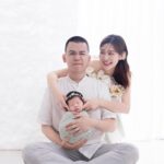 Kerstin Chan Instagram - 託小孩的福 讓地方媽媽漂亮登場拍全家福Part1🥰 胖嘟嘟嘴邊肉滿滿都是膠原蛋白 想把寶寶小小可愛的樣子記錄下來 可能也擔心嫩嬰天使的樣子一去不復返😂 子龍滿月時 我們決定衝一趟台中拍彌月寫真 因為被 @katie_cloris_photography 的浪漫唯美花海風打中🌸 也想看看我們會被塑造成什麼樣子 雖然首度帶娃出遠門 就歷經高鐵炸💩危機 但看到照片還是覺得好值得 寶寶好可愛呀～ 倒數兩張每次看嘴角都不自覺上揚😍 我的妝感和造型 也都是以前沒嘗試過的風格 感謝拍攝團隊的用心🥰 想記錄的還有我們家邵爸 難得一見的新髮型 他趁著育嬰假不用播新聞 剃了顆奇異果😂 常被問怎麼肯放棄招牌油頭？ 「現在有時間 補眠都來不及了 還梳什麼油頭啦 怎麼清爽怎麼剃囉」 但我還是看了好不習慣🤣 #katieclorisphotography #dearliz #新生兒 #新生兒寫真 #新生兒攝影 #寶寶寫真 #寶寶攝影 #寶寶成長日記 #寶寶日記 #嬰兒寫真