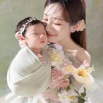 Kerstin Chan Instagram - 託小孩的福 讓地方媽媽漂亮登場拍全家福Part1🥰 胖嘟嘟嘴邊肉滿滿都是膠原蛋白 想把寶寶小小可愛的樣子記錄下來 可能也擔心嫩嬰天使的樣子一去不復返😂 子龍滿月時 我們決定衝一趟台中拍彌月寫真 因為被 @katie_cloris_photography 的浪漫唯美花海風打中🌸 也想看看我們會被塑造成什麼樣子 雖然首度帶娃出遠門 就歷經高鐵炸💩危機 但看到照片還是覺得好值得 寶寶好可愛呀～ 倒數兩張每次看嘴角都不自覺上揚😍 我的妝感和造型 也都是以前沒嘗試過的風格 感謝拍攝團隊的用心🥰 想記錄的還有我們家邵爸 難得一見的新髮型 他趁著育嬰假不用播新聞 剃了顆奇異果😂 常被問怎麼肯放棄招牌油頭？ 「現在有時間 補眠都來不及了 還梳什麼油頭啦 怎麼清爽怎麼剃囉」 但我還是看了好不習慣🤣 #katieclorisphotography #dearliz #新生兒 #新生兒寫真 #新生兒攝影 #寶寶寫真 #寶寶攝影 #寶寶成長日記 #寶寶日記 #嬰兒寫真