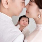 Kerstin Chan Instagram - 託小孩的福 讓地方媽媽漂亮登場拍全家福Part1🥰 胖嘟嘟嘴邊肉滿滿都是膠原蛋白 想把寶寶小小可愛的樣子記錄下來 可能也擔心嫩嬰天使的樣子一去不復返😂 子龍滿月時 我們決定衝一趟台中拍彌月寫真 因為被 @katie_cloris_photography 的浪漫唯美花海風打中🌸 也想看看我們會被塑造成什麼樣子 雖然首度帶娃出遠門 就歷經高鐵炸💩危機 但看到照片還是覺得好值得 寶寶好可愛呀～ 倒數兩張每次看嘴角都不自覺上揚😍 我的妝感和造型 也都是以前沒嘗試過的風格 感謝拍攝團隊的用心🥰 想記錄的還有我們家邵爸 難得一見的新髮型 他趁著育嬰假不用播新聞 剃了顆奇異果😂 常被問怎麼肯放棄招牌油頭？ 「現在有時間 補眠都來不及了 還梳什麼油頭啦 怎麼清爽怎麼剃囉」 但我還是看了好不習慣🤣 #katieclorisphotography #dearliz #新生兒 #新生兒寫真 #新生兒攝影 #寶寶寫真 #寶寶攝影 #寶寶成長日記 #寶寶日記 #嬰兒寫真
