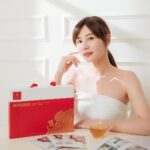 Kerstin Chan Instagram - 產檢時 我跟醫生的真實對話 (懷孕三個月) 🤰🏻：醫生救救我 我吐好慘都吃不下 這樣正常嗎? 👨🏻‍⚕️：八成孕婦四個月海闊天空 你快好了！ （懷孕五個月） 🤰🏻：我怎麼越吐越慘 好怕吐到生 👨🏻‍⚕️：不會啦你沒那麼衰 再忍一下 （懷孕八個月 心已死) 🤰🏻：醫生我會不會永遠好不了？ 👨🏻‍⚕️：恭喜你來到孕期尾聲 真的快結束了！ ....... 結果 那個一路吐到生的衰鬼就是我 但因禍得福 我因此成了滴雞精富翁 朋友們看我餓得半死卻吃不下 像個餓死鬼一樣太可憐 大家不約而同 為我送來滴雞精進補 讓我孕期10個月 各大品牌滴雞精喝到飽 想起來實在好感動🥹 幾乎市面上的品牌我都試過了 最有特色的 就屬 @runique_official 的燕窩滴雞精 好不可思議 滴雞精裡面加了燕窩耶！🤩 是什麼皇宮級的尊榮待遇嗎？ 咕嚕咕嚕 每一口都能喝到兩大頂級養生聖品的精華🤤 滴雞精+燕窩 聽起來很新鮮 喝起來卻是熟悉味道 很像阿嬤燉的古早味雞湯 🍲 加了燕窩 口味意外合拍 口感Q嫩滑順 沒有讓人倒胃口的可怕腥味 而且一包就能補足多種關鍵營養 像是燕窩酸、總支鏈胺基酸與豐富微量元素 除了孕婦、長輩 平時忙碌的上班族 都很適合好好補一補 常溫方便保存 100%純濃 完全不加一滴水 燉滴出的雞精 零脂肪、零膽固醇，喝起來輕鬆無負擔 開袋就可以直接飲用 帶出門也很方便 加上歐盟高規氣冷式製程 營養保存更完整、喝起來更鮮甜美味！ 這般頂級奢華滋養 可以當作愛自己的日常保養 也可以是逢年過節 送進心坎裡的暖心祝福 包裝是喜氣洋洋的紅色 不論是送給親朋好友、重要客戶、長官上司等～ 農曆年特別適合送給珍視的親友好好補一下！ 心意滿分！💯