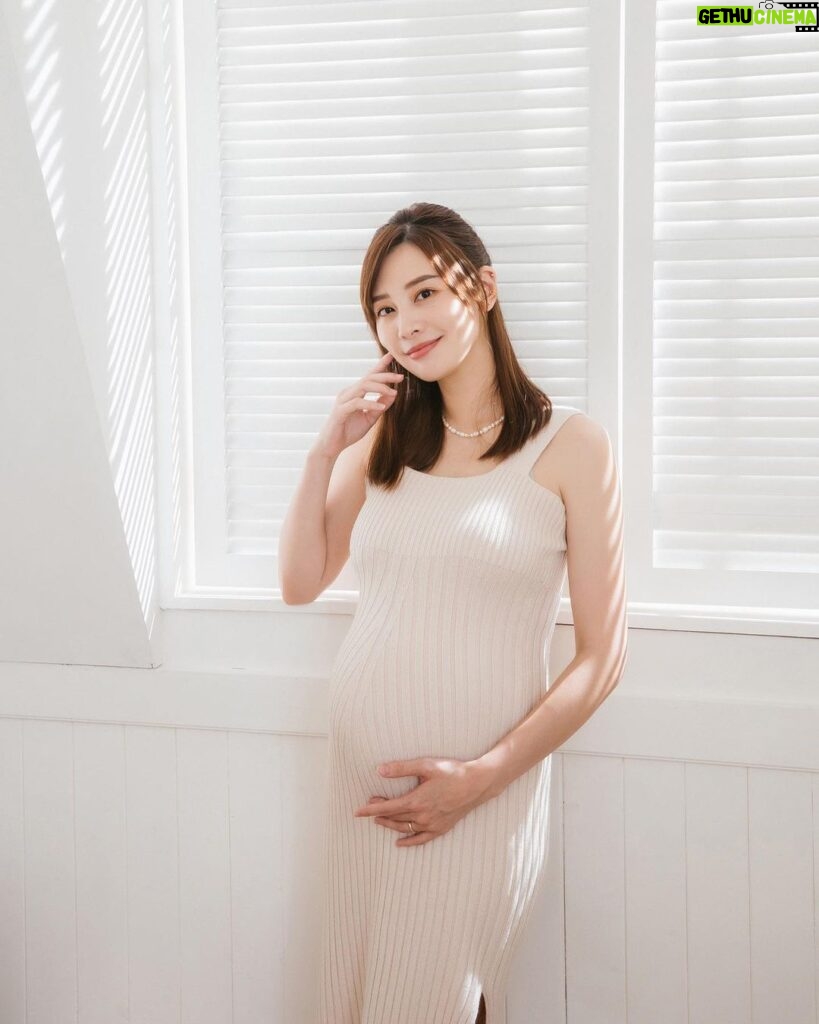Kerstin Chan Instagram - 聽說有些產婦生產後 憂鬱指數大幅增加 有部分是因為大家都只關心寶寶而非媽媽 甚至出現很多指手劃腳的雜音 從告訴我們如何養胎 到該怎麼帶小孩 慶幸我的醫生、親密家人都很佛系 很尊重孕婦的自由意志🥹   其實最希望小孩好的 一定是媽媽本人 常給自己的壓力已經夠大了 太多批評指教 反而會為新手媽媽徒增負擔   像是飲食禁忌啊 該吃這喝那的啦 其實我們光是孕期大部分吃的補品 都是為了幫小孩補足需要的營養 每天待吃的顆顆粒粒 多到我看了都怕🤢   讓我最能開心補充的 大概就是 @lohongka_taiwan 老行家珍珠粉了 因為可以加入牛奶豆漿一起喝 基本上不會影響飲品味道🥛   而且知道吃了對自己好處多多 像是補充鈣質、提升氣色 也有助於寶寶骨骼發育 我每天2包之後 半夜抽痛的情況好了很多 除了原味之外 還有蔓越莓口味可以選哦😋   老行家珍珠粉不含人工添加物及防腐劑 採低溫專利製程 全程有效控溫、保留養分 讓媽咪吃了更安心   我還會連同 老行家即食燕盞 一起搭配食補 早晚空腹吃  一次一匙🥄 燕窩口感滑嫩 含有珍貴的營養素 像是唾液酸、優質蛋白、多醣等等 營養價值很高 不只可以提升保護力 也養顏美容🥰   補鈣美妍一次到位 氣色變好 從裡到外都漂亮 也讓整個孕期開心了起來 孕育新生命很辛苦 媽咪們一定要對自己好一點～   現在只要憑媽媽手冊到老行家官網申請 就能免費獲得好孕禮喔！ 👉🏻 https://www.lohongka.com.tw/   #老行家 #老行家珍珠粉 #珍珠粉 #懷孕日記 #老行家燕窩 #燕窩提升保護力