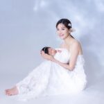 Kerstin Chan Instagram - 寶寶寫真Part2👶🏻 選不出首圖系列 抱在手上還是感覺好不真實～ 好難想像這個小傢伙 在我肚子裡住了10個月 更成了這輩子最甜蜜的羈絆🥹 📷 @katie_cloris_photography #katieclorisphotography #dearliz #新生兒 #新生兒寫真 #新生兒攝影 #寶寶寫真 #寶寶攝影 #寶寶成長日記 #寶寶日記 #嬰兒寫真