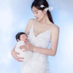 Kerstin Chan Instagram - 寶寶寫真Part2👶🏻 選不出首圖系列 抱在手上還是感覺好不真實～ 好難想像這個小傢伙 在我肚子裡住了10個月 更成了這輩子最甜蜜的羈絆🥹 📷 @katie_cloris_photography #katieclorisphotography #dearliz #新生兒 #新生兒寫真 #新生兒攝影 #寶寶寫真 #寶寶攝影 #寶寶成長日記 #寶寶日記 #嬰兒寫真