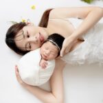 Kerstin Chan Instagram - 寶寶寫真Part2👶🏻 選不出首圖系列 抱在手上還是感覺好不真實～ 好難想像這個小傢伙 在我肚子裡住了10個月 更成了這輩子最甜蜜的羈絆🥹 📷 @katie_cloris_photography #katieclorisphotography #dearliz #新生兒 #新生兒寫真 #新生兒攝影 #寶寶寫真 #寶寶攝影 #寶寶成長日記 #寶寶日記 #嬰兒寫真