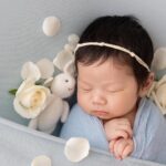 Kerstin Chan Instagram - 寶寶寫真Part2👶🏻 選不出首圖系列 抱在手上還是感覺好不真實～ 好難想像這個小傢伙 在我肚子裡住了10個月 更成了這輩子最甜蜜的羈絆🥹 📷 @katie_cloris_photography #katieclorisphotography #dearliz #新生兒 #新生兒寫真 #新生兒攝影 #寶寶寫真 #寶寶攝影 #寶寶成長日記 #寶寶日記 #嬰兒寫真