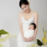 Kerstin Chan Instagram - 寶寶寫真Part2👶🏻 選不出首圖系列 抱在手上還是感覺好不真實～ 好難想像這個小傢伙 在我肚子裡住了10個月 更成了這輩子最甜蜜的羈絆🥹 📷 @katie_cloris_photography #katieclorisphotography #dearliz #新生兒 #新生兒寫真 #新生兒攝影 #寶寶寫真 #寶寶攝影 #寶寶成長日記 #寶寶日記 #嬰兒寫真