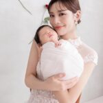 Kerstin Chan Instagram - 寶寶寫真Part2👶🏻 選不出首圖系列 抱在手上還是感覺好不真實～ 好難想像這個小傢伙 在我肚子裡住了10個月 更成了這輩子最甜蜜的羈絆🥹 📷 @katie_cloris_photography #katieclorisphotography #dearliz #新生兒 #新生兒寫真 #新生兒攝影 #寶寶寫真 #寶寶攝影 #寶寶成長日記 #寶寶日記 #嬰兒寫真