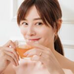 Kerstin Chan Instagram - 產檢時 我跟醫生的真實對話 (懷孕三個月) 🤰🏻：醫生救救我 我吐好慘都吃不下 這樣正常嗎? 👨🏻‍⚕️：八成孕婦四個月海闊天空 你快好了！ （懷孕五個月） 🤰🏻：我怎麼越吐越慘 好怕吐到生 👨🏻‍⚕️：不會啦你沒那麼衰 再忍一下 （懷孕八個月 心已死) 🤰🏻：醫生我會不會永遠好不了？ 👨🏻‍⚕️：恭喜你來到孕期尾聲 真的快結束了！ ....... 結果 那個一路吐到生的衰鬼就是我 但因禍得福 我因此成了滴雞精富翁 朋友們看我餓得半死卻吃不下 像個餓死鬼一樣太可憐 大家不約而同 為我送來滴雞精進補 讓我孕期10個月 各大品牌滴雞精喝到飽 想起來實在好感動🥹 幾乎市面上的品牌我都試過了 最有特色的 就屬 @runique_official 的燕窩滴雞精 好不可思議 滴雞精裡面加了燕窩耶！🤩 是什麼皇宮級的尊榮待遇嗎？ 咕嚕咕嚕 每一口都能喝到兩大頂級養生聖品的精華🤤 滴雞精+燕窩 聽起來很新鮮 喝起來卻是熟悉味道 很像阿嬤燉的古早味雞湯 🍲 加了燕窩 口味意外合拍 口感Q嫩滑順 沒有讓人倒胃口的可怕腥味 而且一包就能補足多種關鍵營養 像是燕窩酸、總支鏈胺基酸與豐富微量元素 除了孕婦、長輩 平時忙碌的上班族 都很適合好好補一補 常溫方便保存 100%純濃 完全不加一滴水 燉滴出的雞精 零脂肪、零膽固醇，喝起來輕鬆無負擔 開袋就可以直接飲用 帶出門也很方便 加上歐盟高規氣冷式製程 營養保存更完整、喝起來更鮮甜美味！ 這般頂級奢華滋養 可以當作愛自己的日常保養 也可以是逢年過節 送進心坎裡的暖心祝福 包裝是喜氣洋洋的紅色 不論是送給親朋好友、重要客戶、長官上司等～ 農曆年特別適合送給珍視的親友好好補一下！ 心意滿分！💯