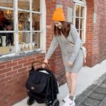 Kerstin Chan Instagram - 最近病毒猖獗 不敢讓嬰接觸太多人 唉 青春都被病毒耽誤了🥲 還好前趁子趁著好天氣出門透透氣 現在推著嬰兒車散步 成了生活中忙裡偷閒的放風時光 之前很多親朋好友提醒我們 嬰兒車最好有兩台 一台大的戰車 一台輕量的好攜帶 一開始還是抱持著懷疑態度 心想真的需要兩台嗎？🤔 直到實際體驗了parcel 現在完全懂了 大台的「戰車」 碰到樓梯需要搬上搬下時 連我們家邵爸都提得有點吃力 而這台parcel我單手就能拎著走 另一隻手抱嬰也沒問題 貼心的3折收車設計 單手就能秒收秒開 一手抱著子龍寶寶 另一手操作嬰兒車 讓媽媽本人 有種化身神力女超人的成就感💪 parcel座椅可全平躺 也可以搭配新生兒提籃 讓當初剛滿月的邵子龍睡得舒舒服服 獨特的磁吸扣安全帶 輕輕一碰就收合 新手爸媽操作上也好上手 也讓我們能放心 讓寶寶體驗外面的世界🌿 @joie_taiwan #JoieTaiwan #parcel輕量三折手推車 #美感秒收隨時出發