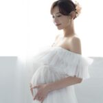 Kerstin Chan Instagram - 這組照片最適合成為我的今年總結🍀 2023是我在鏡頭前出現次數最少的一年 卻是內心最富足的一年 從自己一人的加拿大遊學 到回國後懷孕生子當媽媽 兩個人生重要規劃 都在今年順利達成 過程很踏實 回想起來卻是夢幻的不可思議🫶🏻 這是卸貨前兩週拍的照片 很開心 📷@tennatural2012 和 💄@charis_jia_wei 找我到攝影棚玩耍 沒想到跟化妝師家葳 7年前在民視短暫合作的緣分 有機會再延續❤️ #孕婦寫真