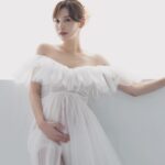 Kerstin Chan Instagram - 這組照片最適合成為我的今年總結🍀 2023是我在鏡頭前出現次數最少的一年 卻是內心最富足的一年 從自己一人的加拿大遊學 到回國後懷孕生子當媽媽 兩個人生重要規劃 都在今年順利達成 過程很踏實 回想起來卻是夢幻的不可思議🫶🏻 這是卸貨前兩週拍的照片 很開心 📷@tennatural2012 和 💄@charis_jia_wei 找我到攝影棚玩耍 沒想到跟化妝師家葳 7年前在民視短暫合作的緣分 有機會再延續❤️ #孕婦寫真