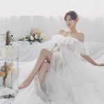 Kerstin Chan Instagram - 這組照片最適合成為我的今年總結🍀 2023是我在鏡頭前出現次數最少的一年 卻是內心最富足的一年 從自己一人的加拿大遊學 到回國後懷孕生子當媽媽 兩個人生重要規劃 都在今年順利達成 過程很踏實 回想起來卻是夢幻的不可思議🫶🏻 這是卸貨前兩週拍的照片 很開心 📷@tennatural2012 和 💄@charis_jia_wei 找我到攝影棚玩耍 沒想到跟化妝師家葳 7年前在民視短暫合作的緣分 有機會再延續❤️ #孕婦寫真
