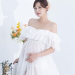 Kerstin Chan Instagram - 這組照片最適合成為我的今年總結🍀 2023是我在鏡頭前出現次數最少的一年 卻是內心最富足的一年 從自己一人的加拿大遊學 到回國後懷孕生子當媽媽 兩個人生重要規劃 都在今年順利達成 過程很踏實 回想起來卻是夢幻的不可思議🫶🏻 這是卸貨前兩週拍的照片 很開心 📷@tennatural2012 和 💄@charis_jia_wei 找我到攝影棚玩耍 沒想到跟化妝師家葳 7年前在民視短暫合作的緣分 有機會再延續❤️ #孕婦寫真