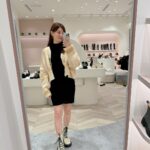 Kerstin Chan Instagram - 過幾天又要變冷了🧣 在那之前先帶著隨身配件（嬰兒）出門逛逛 12月最喜歡來信義區感受節慶氣氛🎄 看到跨年舞台正在搭建中 又驚呼一次2023竟然要過完了😱 青春一去不復返啊~~ 走到ATT 4 FUN @amaitw 信義店新開幕 剛好來踩點 想買新鞋過新年的朋友可以來逛逛 AMAI的鞋墊是用乳膠製成 出了名舒適好走 🙌🏻開幕慶活動資訊提供給大家 12/31 前全館88折 消費滿1800送手提包 12/31跨年夜買鞋免手提 免費宅配到家🏠 amai信義店