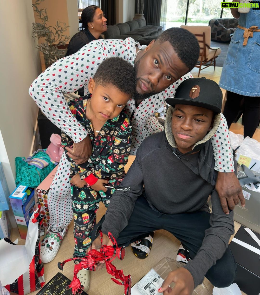 Kevin Hart Instagram – Merry Christmas from the Harts ….Wishing you all ...