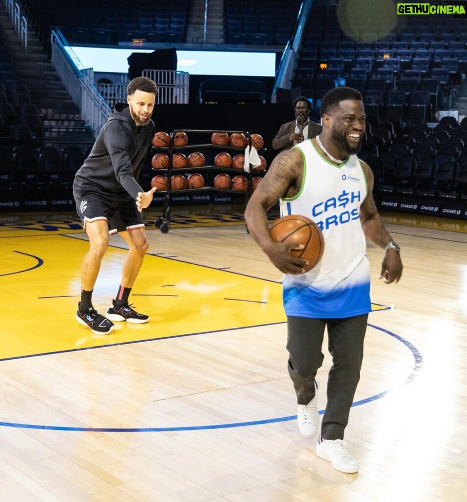 Kevin Hart Instagram - Fine @stephencurry30 I will show you a better more efficient to shoot the basketball….. the things I do for my friends SMDH. 😂😂😂😂