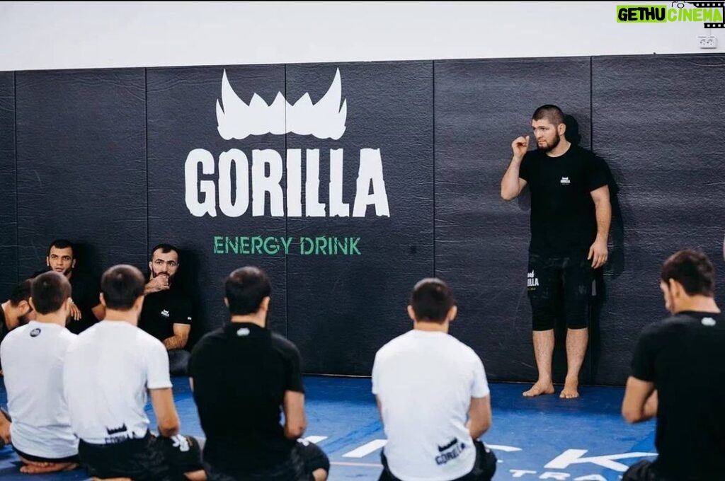 Khabib Nurmagomedov Instagram - Очередной отличный год мы провели с @gorillafighting @gorillaenergy.rus За что хочется их поблагодарить 🫂🤝