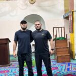 Khabib Nurmagomedov Instagram - Проезжая Лакский район с @islam_makhachev не смогли проехать мимо такого исторического места. Кумухская джума-мечеть — одна из первых мечетей Дагестана и Кавказа. Мечеть построена в 8 веке 👌🤲 Читайте историю и любите Родину.
