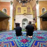 Khabib Nurmagomedov Instagram - Проезжая Лакский район с @islam_makhachev не смогли проехать мимо такого исторического места. Кумухская джума-мечеть — одна из первых мечетей Дагестана и Кавказа. Мечеть построена в 8 веке 👌🤲 Читайте историю и любите Родину.