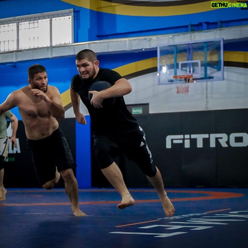 Khabib Nurmagomedov Instagram - Иногда бывают блокбастеры в зале🏀 )))