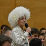 Khabib Nurmagomedov Instagram - Самые интересные и искренние встречи бывают с детьми 🤝🫂 Больше всех внимание нужно - Детям, не упускайте своих детей.