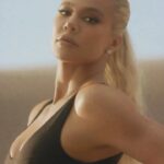 Khloé Kardashian Instagram - 🖤