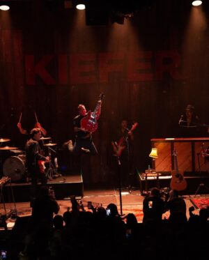Kiefer Sutherland Instagram - Playing our last show in Germany tonight. Special thanks to the fans who’ve come out. You’ve been amazing to play for. On our way to France, the Netherlands and the UK. Can’t wait!