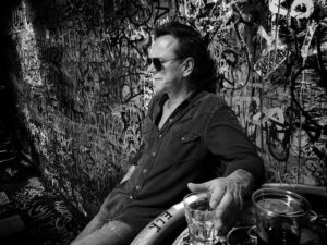 Kiefer Sutherland Instagram - Quiet drink on a day off... With friends...