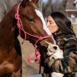 Kim Clavel Instagram – J’ai passé une belle semaine avec ma pouliche.❣️🤠 parfois retourner aux sources, en campagne et avec les animaux,  c’est le meilleur des remèdes quand on a le coeur un peu fragile. ❤️‍🩹 merci @yanickmaltaisphotographie 📸

#horse #quarterhorse #countrylife #lanaudiere #quebec