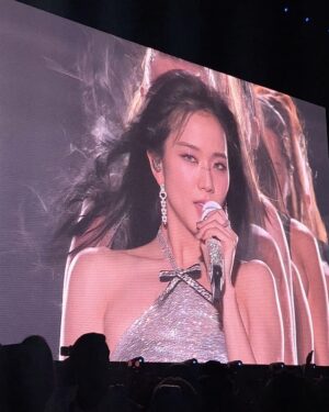 Kim Jisoo Instagram - We're back to kick off our encore with our NY BLINKs. I had such a blast celebrating our 7th birthday with you all! It was an even more memorable show because of the unexpected rain! 🌧️🤍
Thank you & love you! Hope to have more fun next time! 

👀 I'm so happy to have finally shown you guys All Eyes On Me for the first time. It was a little surprise gift for you all! ✨🪩