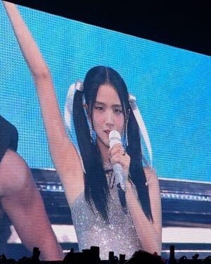 Kim Jisoo Instagram - We're back to kick off our encore with our NY BLINKs. I had such a blast celebrating our 7th birthday with you all! It was an even more memorable show because of the unexpected rain! 🌧️🤍
Thank you & love you! Hope to have more fun next time! 

👀 I'm so happy to have finally shown you guys All Eyes On Me for the first time. It was a little surprise gift for you all! ✨🪩