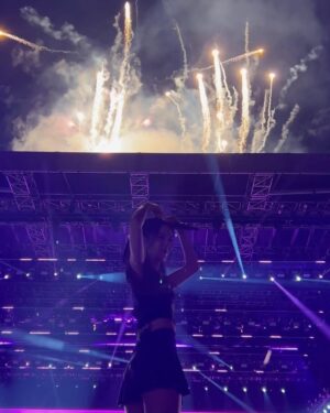 Kim Jisoo Instagram - We're back to kick off our encore with our NY BLINKs. I had such a blast celebrating our 7th birthday with you all! It was an even more memorable show because of the unexpected rain! 🌧️🤍
Thank you & love you! Hope to have more fun next time! 

👀 I'm so happy to have finally shown you guys All Eyes On Me for the first time. It was a little surprise gift for you all! ✨🪩
