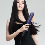 Kim Jisoo Instagram – Excited to be part of the @Dyson Family!
Loving the Airstrait that gives me straight, shiny hair✨